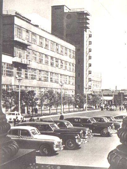 ЗиСы-110 такси (похоже, кабриолеты) на привокзальной площади Харькова, середина 50-х