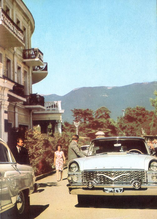 "Чайка" ГАЗ-13 у интуристовской гостиницы "Ореанда" в Ялте, 60-е годы
