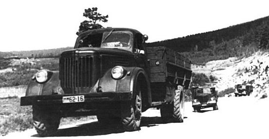 Грузовики УралЗИС-355М в испытательном пробеге близ Ялты, 1956г. Фото с rcforum.ru