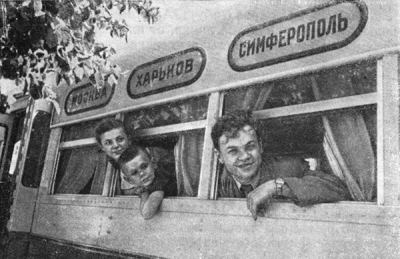 ЗиС-155 на маршруте Москва - Харьков - Симферополь, отправка из Москвы. Фото начала 50-х из bus.ruz.net