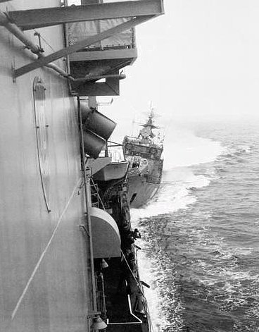 "СКР-6" идёт на таран американского эсминца "Кэрон". Фото с эсминца