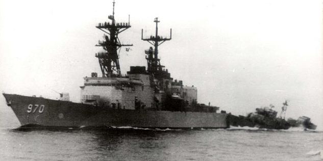 Таран эсминца производит "СКР-6", фото с крейсера "Йорктаун"
