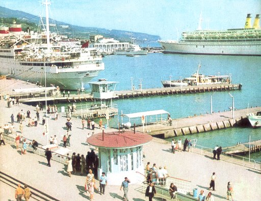 фото ялтинского порта 60-х годов из интуристовского путеводителя